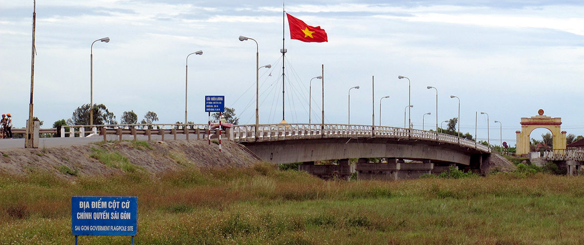 Hien Luong Bridge across Ben Hai River