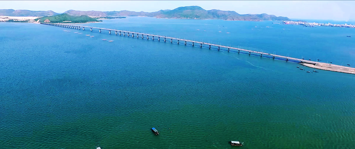 Overview of Thi Nai Bridge connecting Quy Nhon to Phuong Mai peninsula